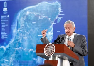 López Obrador garantizó que si una autoridad del Poder Judicial ordena parar las obras del proyecto ferroviario su gobierno acatara la orden, pero acusó que estos amparos tienen tintes políticos. (ARCHIVO)