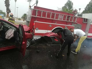 El conductor del taxi perdió el control y se impactó en la parte posterior de un camión de los Bomberos de Gómez Palacio. (EL SIGLO DE TORREÓN)