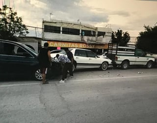 La camioneta se impactó contra tres vehículos estacionados en la colonia Álvaro Obregón de Ciudad Lerdo. (EL SIGLO DE TORREÓN)