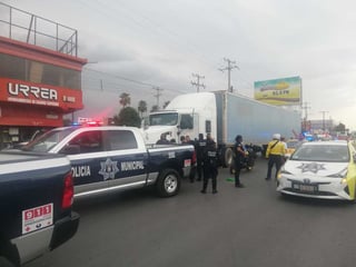 Trailero impacta a taxi en la Torreón-Matamoros; al huir generó una fuerte persecución. (EL SIGLO DE TORREÓN)