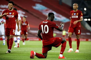 Sadio Mané marcó el último gol del partido, y puso rodilla en tierra en apoyo al movimiento 'Black Lives Matter'. (EFE)