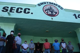 Ex trabajadores de la Planta Uno de Altos Hornos de México (AHMSA) que esperan su finiquito desde hace meses, acudieron a la Sección 147 del sindicato para pedir apoyo. (EL SIGLO COAHUILA)