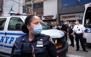 Un policía de Nueva York fue arrestado y acusado de intento de estrangulamiento por sujetar por el cuello a un individuo, una técnica ahora prohibida. (ARCHIVO) 