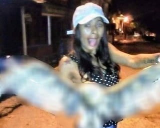 La mujer generó indignación en redes sociales tras compartir las fotografías donde aparece con el animal decapitado (CAPTURA)  