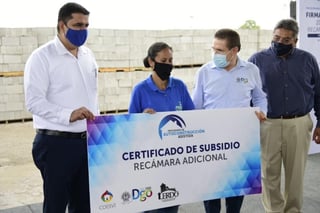 Ayer en Lerdo el gobernador José Rosas Aispuro Torres dio inicio al
programa Autoconstrucción Asistida, con el que se beneficiarán 200
familias. (ESPECIAL) 