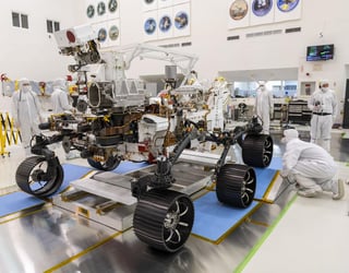 La NASA anunció que planea dejar en manos de los ordenadores de sus vehículos de exploración espacial, conocidos como róvers, la toma de algunas decisiones en sus misiones de búsqueda de vida en otros planetas. (ARCHIVO) 