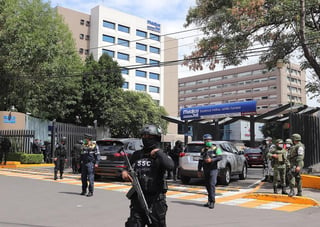 Elementos de seguridad resguardan el Hospital Médica Sur, donde ahora se encuentra internado el titular de la Secretaría de Seguridad capitalina. (EFE)
