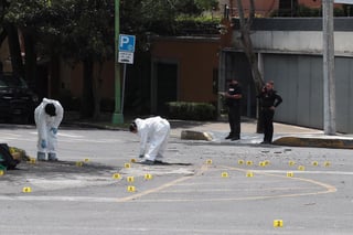 Los fallecidos por estos hechos, sucedidos en torno a las 6:35 hora local (11:35 GMT), son dos escoltas del jefe de Seguridad capitalino y una vendedora ambulante que se dirigía en un vehículo a su habitual punto de venta, cercano a la acomodada zona de Ciudad de México donde se produjo el tiroteo.
(EFE)
