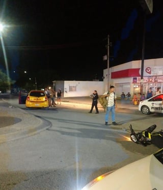 Tras el accidente, la motociclista y el menor de edad fueron trasladados a un hospital por los paramédicos de la Cruz Roja.