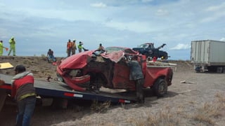 Un aparatoso accidente en el que participaron una camioneta y un tráiler, se registró la tarde de este sábado (ARCHIVO)