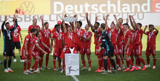 El Bayern Múnich recibió su trofeo de campeón. (EFE)