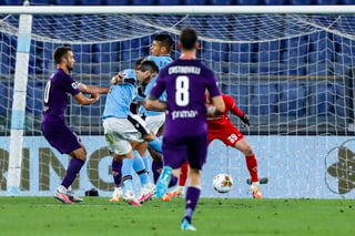 El español Luis Alberto (c) dispara para marca el segundo gol del Lazio, en la victoria 2-1 sobre Fiorentina. (EFE)