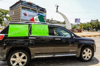 Una caravana de vehículos recorre este domingo las calles de Acapulco, como parte de una manifestación convocada para mostrar inconformidad con el Gobierno del mandatario mexicano.