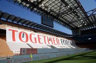 Una enorme pancarta con la frase 'Juntos por siempre' dedicada a las víctimas de la pandemia, fue desplegada en una grada del estadio. (AP)
