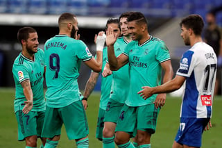 Karim Benzema festeja con Casemiro, luego de darle un pase de 'taquito' para que marcara el único tanto del juego, en la victoria del Real Madrid 1-0 sobre Espanyol. (EFE)