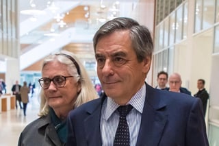 Fillon, de 66 años, fue sentenciado a cinco años de prisión, tres de los cuales fueron suspendidos, y le fue impuesta una multa de 375,000 euros (más de 423,000 dólares).  (ARCHIVO)
