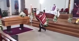 En el clip se aprecia a un grupo de personas presentes durante el funeral, al igual que un sacerdote que se encarga de la ceremonia religiosa (CAPTURA) 