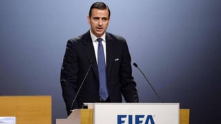 La FIFA suspendió por 10 años a su exdirector financiero Markus Kattner por ser cómplice para que el expresidente Joseph Blatter y otros altos ejecutivos se aumentasen salarios y repartirse millonarias bonificaciones. (ARCHIVO)