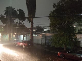 La noche de este martes se registró un precipitación en la Comarca Lagunera, que inició alrededor de las 21:00 y según el observatorio del Servicio Meteorológico Nacional (SMN) se registró una caída de agua de 7.3 milímetros, aunque en algunos puntos de la ciudad y del resto de los municipios se registraron 10 milímetros. (EL SIGLO DE TORREÓN)