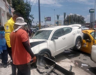 El vehículo siniestrado acabó encima de un taxi de la base Radio Taxis Lázaro Cárdenas; testigos aseguraron que jugaba carreras.