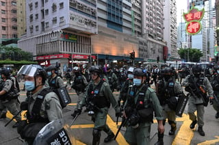 Miles de manifestantes se congregaron hoy en las calles de Hong Kong para protestar por la entrada en vigor de la nueva ley de seguridad nacional que China ha promulgado para el territorio y que ya ha dejado las primeras detenciones por incumplirla. (EFE) 