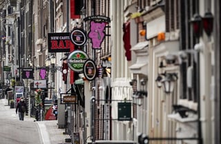 El célebre distrito de la luz roja de Ámsterdam reabrió el miércoles tras la cuarentena por el coronavirus, aunque no del todo. (ARCHIVO) 

