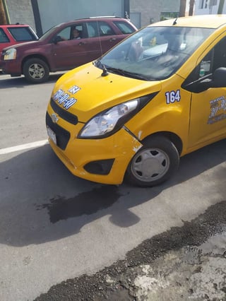 El taxi quedó dañado de su costado delantero izquierdo al ser impactado por el Dodge Neon.