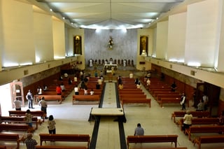 Luego de tres meses de inactividad, ayer se volvió a celebrar una misa presencial en Torreón.