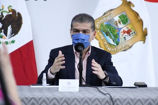 El gobernador de Coahuila indicó que en su caso sigue las recomendaciones de los expertos y mantiene una sana distancia, higiene de manos y el uso de cubrebocas. (ARCHIVO)
