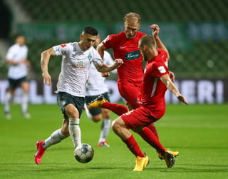 El Werder Bremen prolongó su calvario y deberá esperar al partido de vuelta de la eliminatoria de descenso para lograr la salvación, tras empatar este lunes en casa 0-0 con el Heidenheim, conjunto de la Segunda División, en el choque de ida. (ARCHIVO)