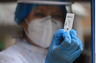 Un equipo de investigadores y estudiantes de la UNAM trabaja en una vacuna y en un tratamiento para pacientes con COVID.
