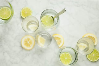 El limón mezclado con bicarbonato de sodio y agua ha supuesto un remedio casero natural para distintos padecimientos. La creencia popular especifica que este debe ser ingerido por las mañanas, antes de consumir cualquier alimento.  (ARCHIVO)