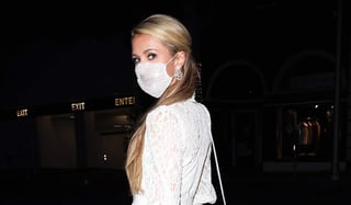 Paris Hilton y su novio desafiaron a la pandemia del coronavirus para salir a cenar con sus amigos a un restaurante en West Hollywood, no sin antes portar un brillante cubrebocas de diamantes. (ESPECIAL) 