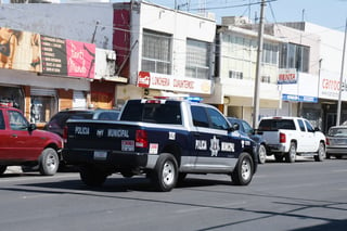 Patrulleros de la Policía Municipal de Torreón acudieron a la colonia Lázaro Cárdenas, pero no localizaron al agresor.