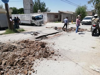 Los daños a las unidades que quedaron 'atrapadas' entre el asfalto serán cubiertos por el contratista responsable de la obra. (EL SIGLO DE TORREÓN)