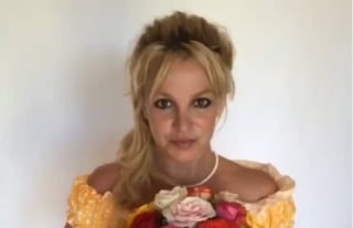 Para los fanáticos de Britney Spears no es novedad ver en sus cuentas de redes sociales videos donde aparece mostrando sus coreografías, realizando yoga o mostrando sus propias pasarelas de moda, no obstante, justamente en una de éstas últimas la cantante despertó la preocupación de fans que cuestionan su salud mental. (ESPECIAL) 