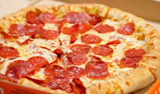 El símbolo nazi estaba dibujado en la pizza con pepperoni, detalle que los clientes encontraron 'desagradable' (CAPTURA)   