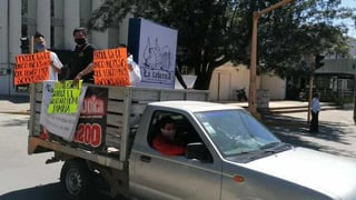 Dueños de bares y centros nocturnos de la ciudad de Oaxaca se manifestaron este sábado para exigir a las autoridades que les permitan reabrir sus centros de trabajo, toda vez que desde el pasado mes de marzo, las actividades en los lugares de esparcimiento están 'congeladas', por la emergencia sanitaria de COVID-19. (CORTESÍA)