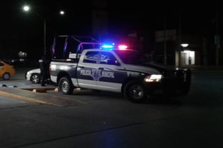 Por el delito de robo a casa habitación elementos de la Policía Municipal de Torreón detuvieron a cuatro personas, entre ellas una mujer. (ARCHIVO)