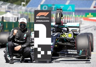 Valtteri Bottas superó por 12 milésimas de segundo a Lewis Hamilton, y largará en la 'pole' en el Gran Premio de Austria. (AP)