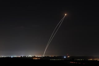 Milicianos palestinos lanzaron hoy tres cohetes desde la Franja de Gaza hacia territorio israelí, sin causar heridos y en el primer incidente de esta índole en más de dos semanas. (ARCHIVO) 