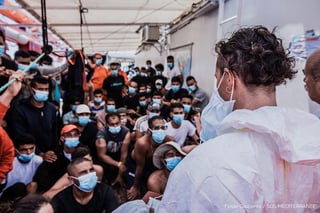 Un buque de rescate con 180 migrantes que llevan días varados a bordo finalmente recibió instrucciones para navegar a un puerto italiano para que puedan desembarcar sus pasajeros. (ARCHIVO) 