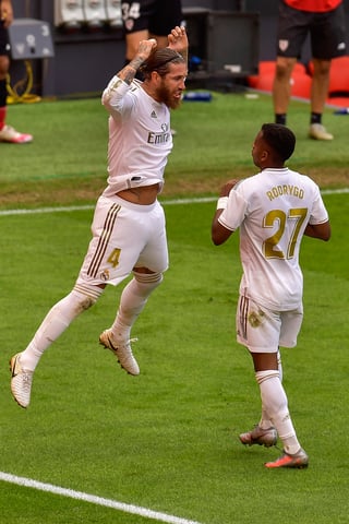 Celebra Sergio Ramos (i) tras marcar de penal el único tanto en la victoria del Real Madrid 1-0 sobre Athletic de Bilbao. (AP)
