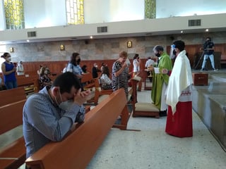 El regreso a las misas dominicales presenciales en Torreón se hizo con estrictas medidas sanitarias para evitar el contagio del COVID-19. (ANGÉLICA SANDOVAL)