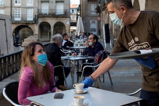 España inició la semana con el retorno de los confinamientos en dos comarcas que suman cerca de 300,000 habitantes en las regiones de Cataluña y Galicia (nordeste y noroeste), debido a rebrotes de coronavirus. (ARCHIVO) 