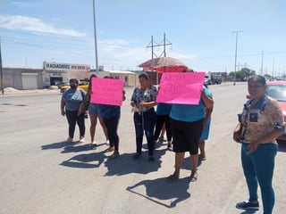 Con pancartas y gritos, llamaron al Municipio de Torreón a que resuelvan el problema de falta de agua, además pidieron el retiro de una funeraria en ese sector. (EL SIGLO DE TORREÓN)