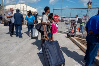 El ministro de Inmigración de Bahamas, Ellsworth Johnson, defendió este lunes la decisión del Gobierno de otorgar permisos de trabajo a 134 obreros mexicanos que llegaron al país la semana pasada para laborar en el resort Baker's Bay Golf & Ocean Club en Abaco. (ARCHIVO)
