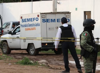  La Fiscalía General de Guanajuato reveló que los responsables de la masacre al anexo 'Empezando una Nueva Vida' de Irapuato buscaban a una persona y al obtener información sobre su identidad y paradero acribillaron a 35 personas que estaban en el lugar, 27 de los cuales murieron y 8 resultaron lesionados. (ARCHIVO)