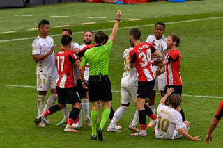 Jugadores del Athletic Bilbao y Real Madrid forcejean durante el partido del domingo. (AP)