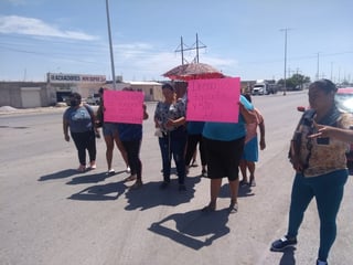 Una nueva manifestación por falta de agua en Torreón se registró la mañana del lunes sobre el bulevar Laguna Sur de Torreón. (ROBERTO ITURRIAGA)